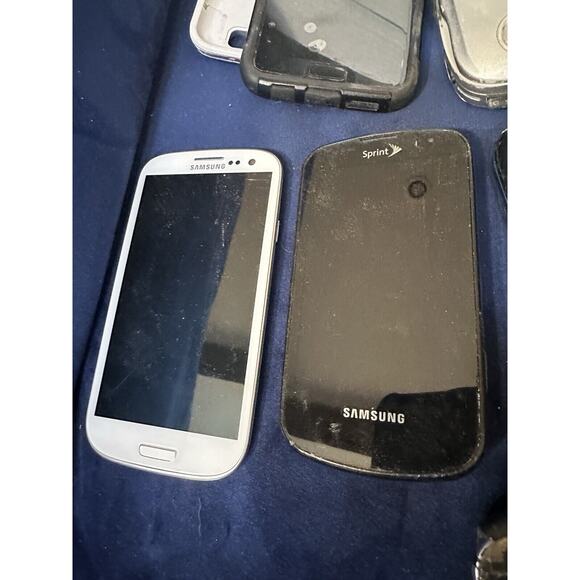 cell phones Lot of 16 older models in need of repair for parts or repair - - Picture 5 of 12